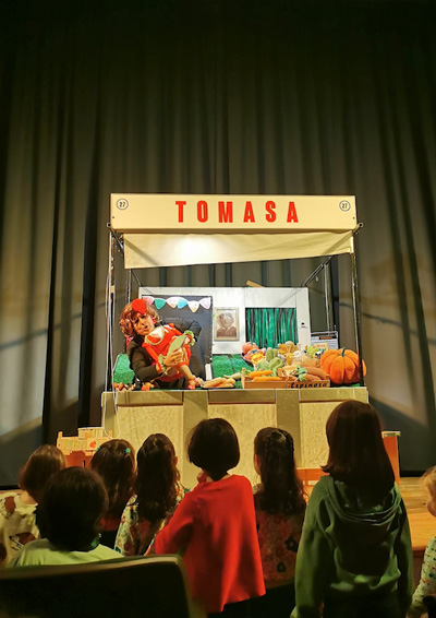 Foto de representación de teatro familiar
