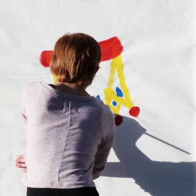Foto de joven adolescente pintando